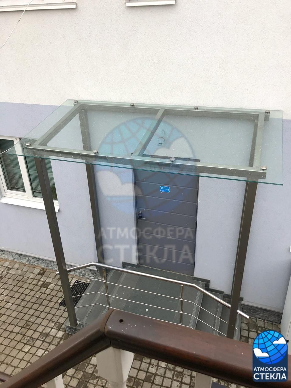Стеклянные козырьки с вертикальными опорами, колоннами