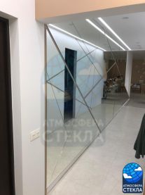 Стеклянные фартуки и облицовка зеркалом